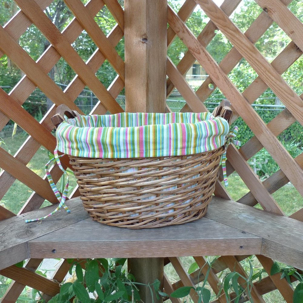 NWOT  CLOTH LINED WICKER BASKET